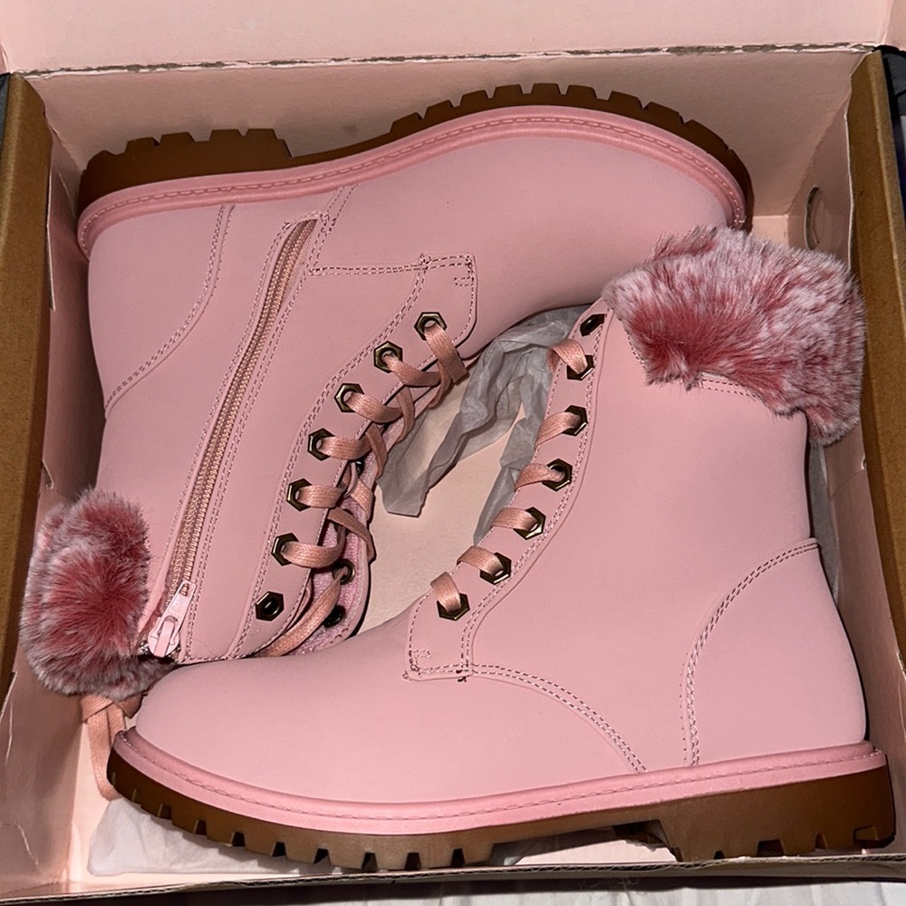 Charlotte Russe Size 7 Rose/Pink high-top Boot w/faux fur